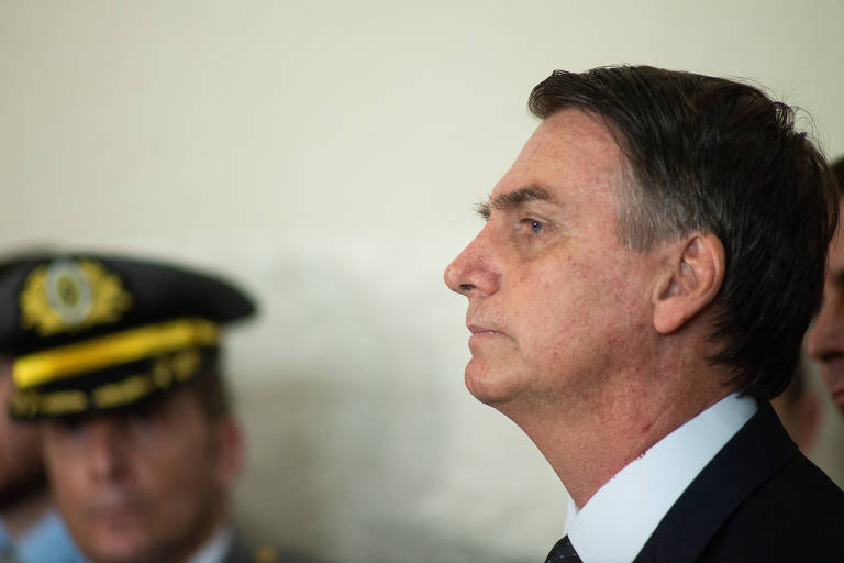Bolsonaro nomeia almirante, enfraquece ala ideológica e reforça núcleo militar no Planalto
