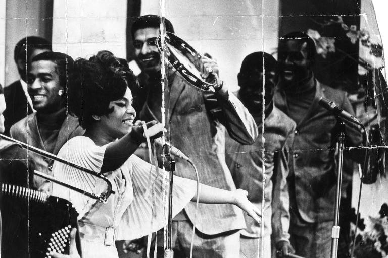 Elza Soares canta 'Sei Lá Mangueira', no Festival Record, em 1968