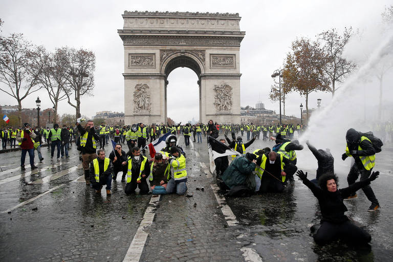 'Coletes amarelos' protestam em Paris