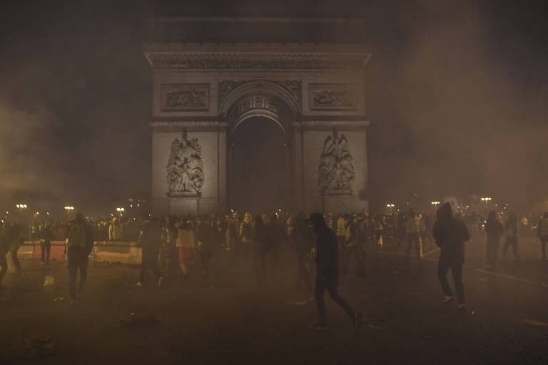 Gás lacrimogêneo toma conta da região do Arco do Triunfo, em Paris, depois de um novo protesto dos 'coletes amarelos' contra o reajuste dos combustíveis e dos crescentes custos de vida na França