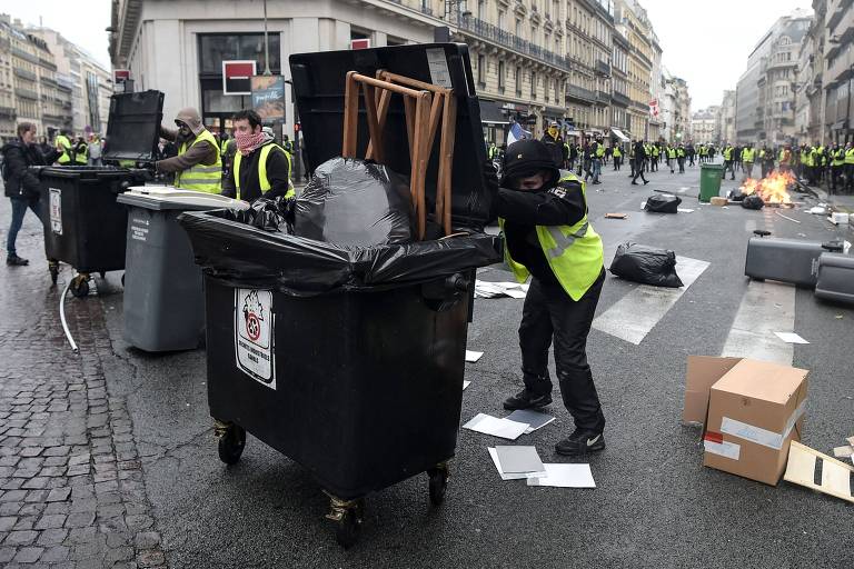 'Coletes amarelos' montam barricada com lixeiras em rua de Paris durante novo protesto contra o reajuste nos valores de combustíveis