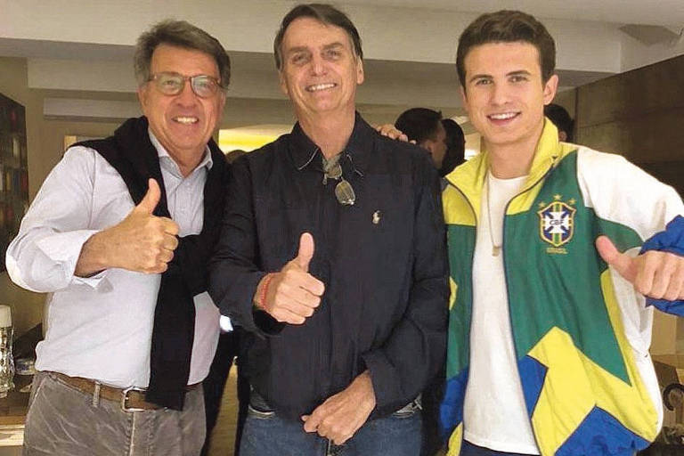 Paulo Marinho ,  Jair Bolsonaro e filho de Paulo, Andre Marinho, posam para foto um ao lado do outro