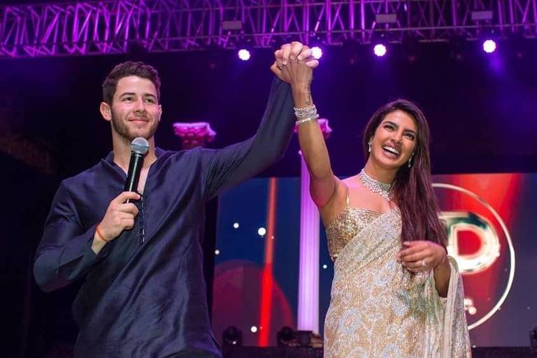 Priyanka Chopra e Nick Jonas durante o Sangeet, cerimônia musical que antecede o casamento indiano