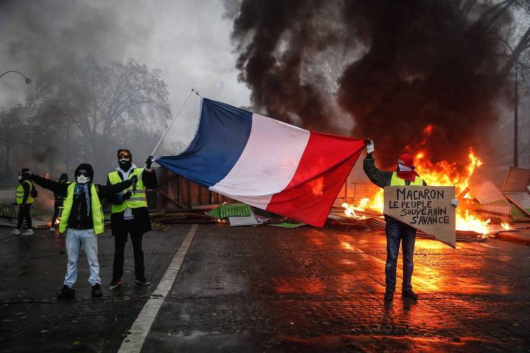 Manifestantes são vistos em barricada, em mais um dia de protesto dos 'coletes amarelos' contra o aumento do preço do combustível e o alto custo de vida em Paris