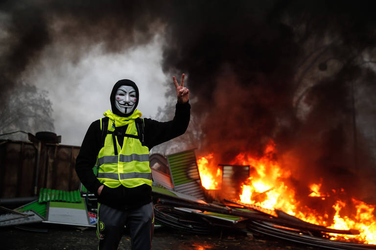 'Coletes amarelos' protestam em Paris