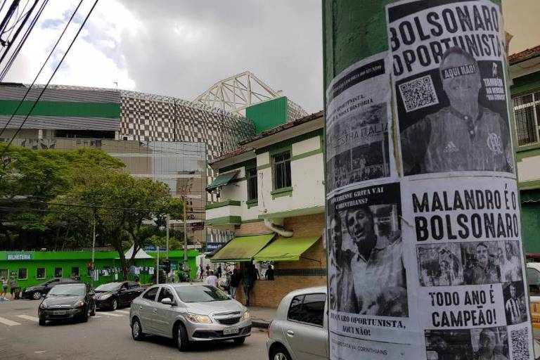 Cartaz com ataque a Bolsonaro em frente ao Palmeiras