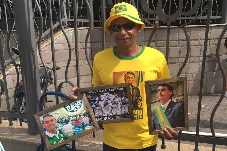 Ambulante Walter vende quadros com fotos do presidente eleito Jair Bolsonaro e do time campeão do Palmeiras