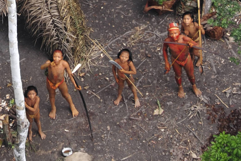 Vista aérea de indígenas isolados na Amazônia em foto de 2010 