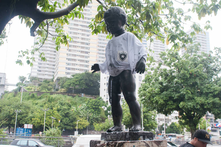 A estátua do Manequinho vestida com a camisa do Botafogo em frente à sede de General Severiano