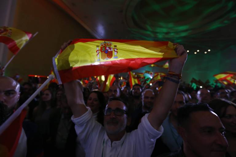 Apoiadores do partido de ultradireita Vox comemoram resultado de eleição na Andaluzia, na Espanha 