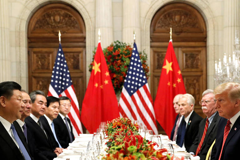 O líder chinês Xi Jinping e o presidente americano Donald Trump à frente de suas delegações antes do jantar em Buenos Aires 