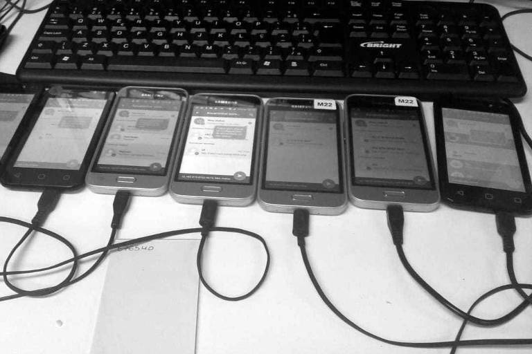 imagem mostra oito celulares ligados a um computador 