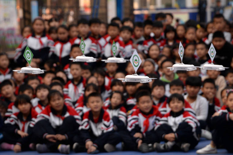 Alunos acompanham demonstração com drones em escola chinesa 