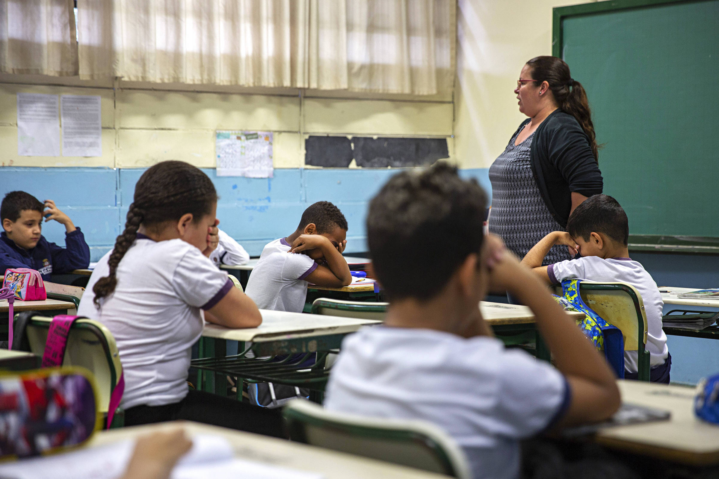 Resultado de imagem para Com licitação cancelada, Prefeitura dará R$ 215 para famílias comprarem uniforme escolar