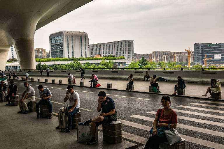 Passageiros aguardam em estação de trem em Hangzhou