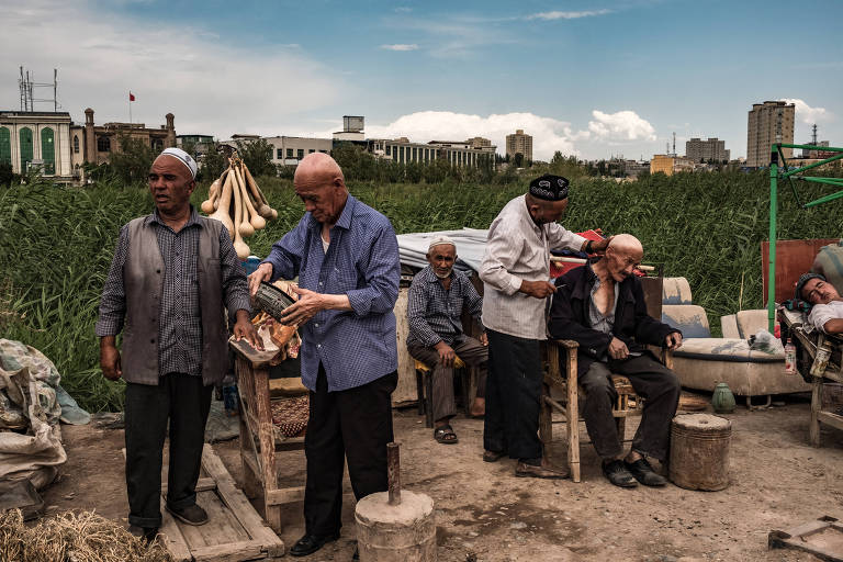 Membros da minoria uighur recebem corte de cabelo na província de Xinjiang