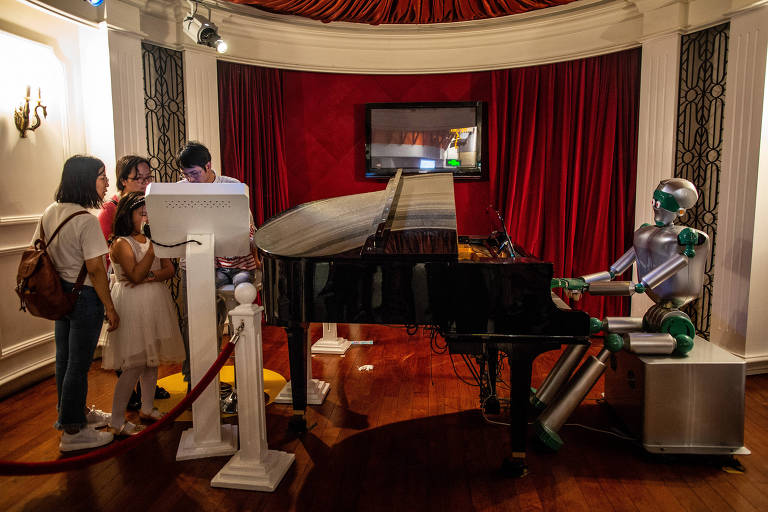 Visitantes em exposição do Museu de Ciência e Tecnologia de Xangai