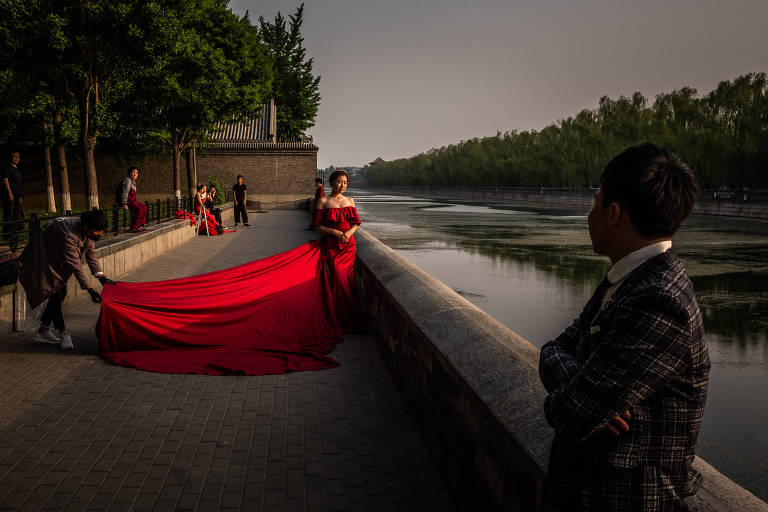 Noiva posa para foto de casamento do lado do parque Jingshan, em Pequim