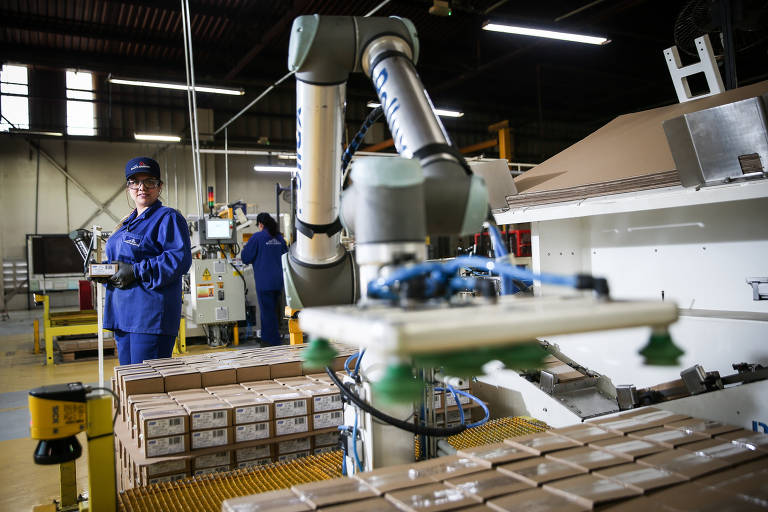 Catia Silva de Souza, inspetora de qualidade, observa rodô trabalhar na fábrica de abrasivos Saint-Gobain