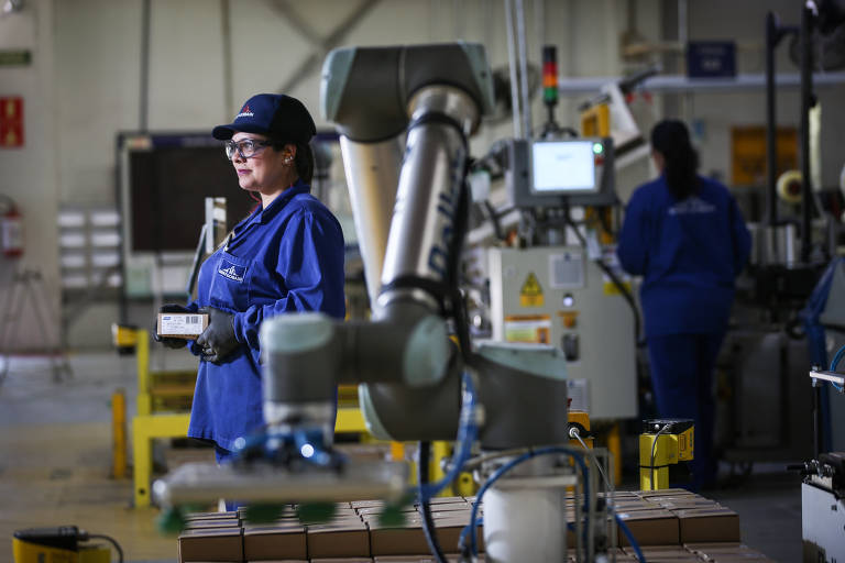 Catia Silva de Souza, inspetora de qualidade, observa rodô trabalhar na fábrica de abrasivos Saint-Gobain