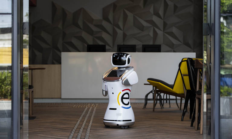 Desde novembro Rebeca circula pelo lobby do Ramada Encore Hotel, na zona sul de São Paulo. A recepcionista robô sugere passeios e dá informações aos hóspedes