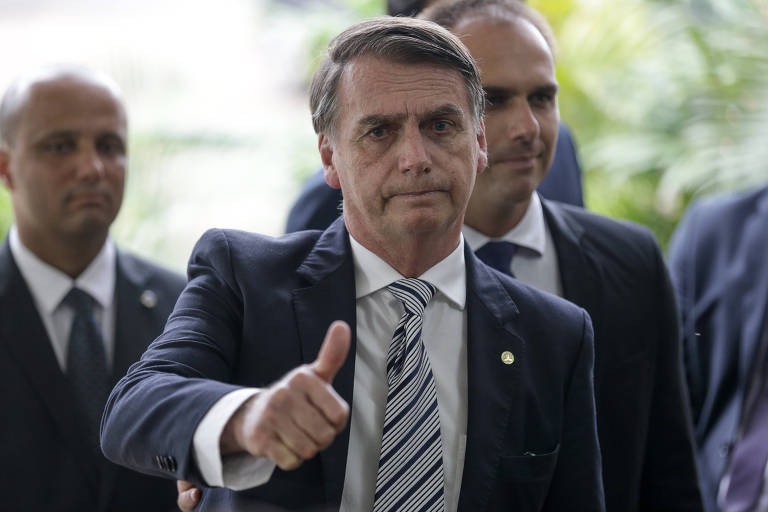 O presidente eleito, Jair Bolsonaro, fala com a imprensa ao deixar o CCBB, sede do governo de transição