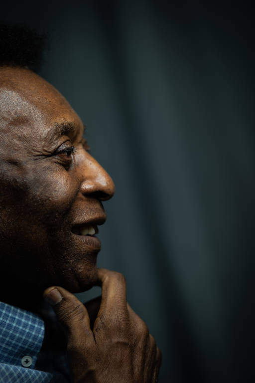 Eleito atleta do século XX, Pelé posa para foto.