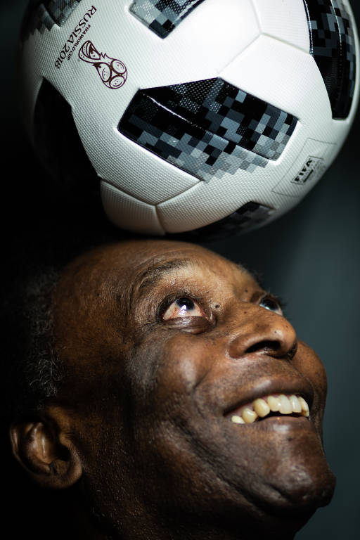 Aos 78 anos, Pelé ainda demonstra controle de bola.