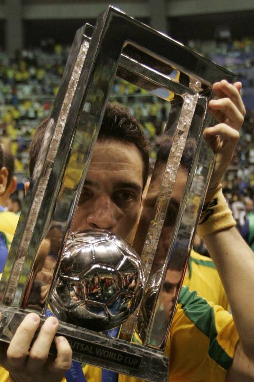 Falcão beija o troféu após a seleção brasileira conquistar o título do Mundial de Futsal em 2008