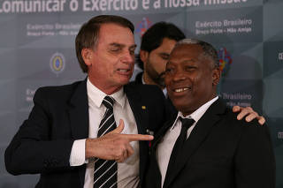 Jair Bolsonaro ao lado do colega de Exército Celso Luiz