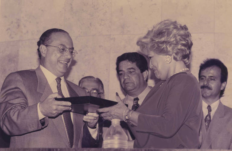A apresentadora de TV Hebe Camargo e o então prefeito Paulo Maluf, durante entrega do título de cidadã paulistana à apresentadora, na Câmara dos Vereadores, em 1994