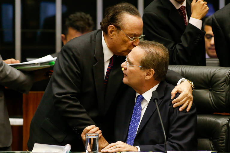 Então deputado federal, Paulo Maluf conversa com o presidente do Congresso, senador Renan Calheiros (PMDB-AL), em sessão conjunta que analisou vetos da presidente Dilma Rousseff (PT)