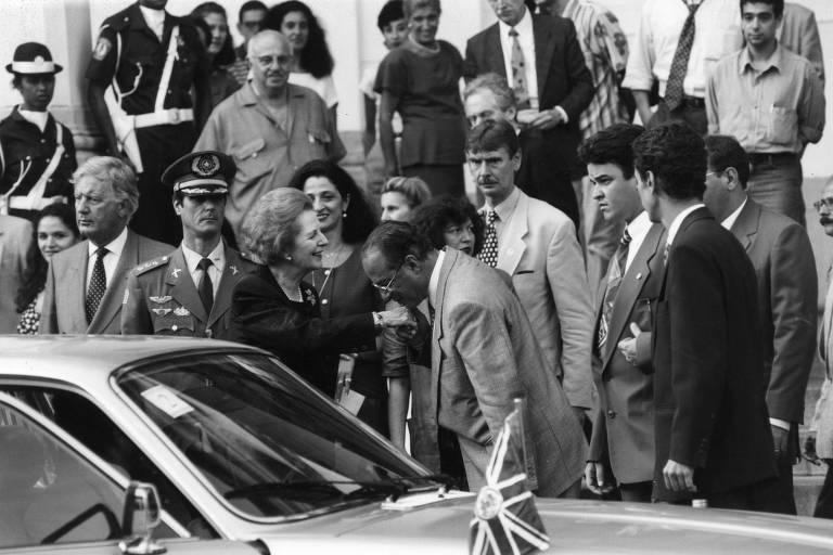 Paulo Maluf beija a mão de Margaret Thatcher, primeira-ministra do Reino Unido, no Palácio das Indústrias, em São Paulo