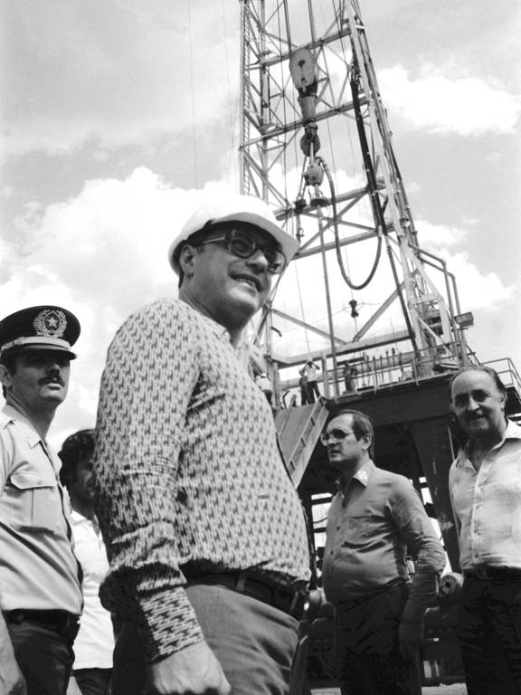Então governador de São Paulo, Paulo Maluf posa no canteiro de obras da Paulipetro no distrito de Cuiabá Paulista, onde anunciou a existência de gás natural em um poço a ser perfurado
