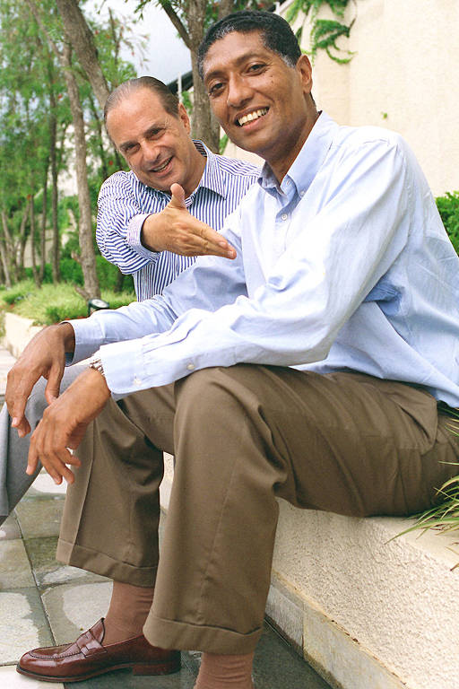 Paulo Maluf, então prefeito, sorri ao lado do então aliado e sucessor, Celso Pitta, na casa de Edevaldo Alves da Silva, aguardando o fim da apuração dos votos para a prefeitura de São Paulo