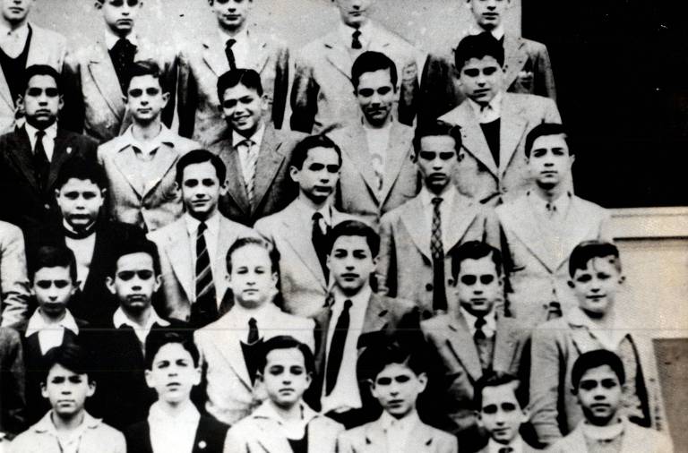 Paulo Maluf (na segunda fila de baixo para cima, o terceiro a partir da direita) quando estudava no colégio São Luís