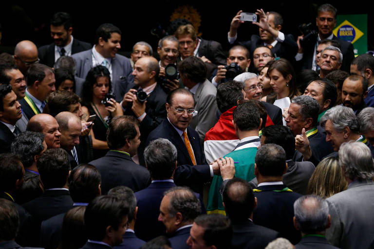 Paulo Maluf (PP-SP), ao centro, durante a sessão de votação do impeachment da presidente Dilma Rousseff na Câmara dos Deputados