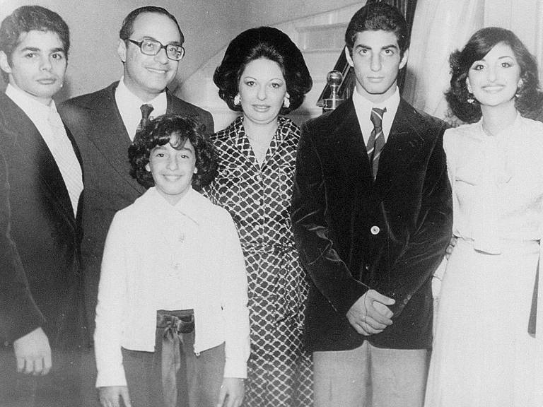 Paulo e Sylvia Maluf com os filhos Otávio, Lina, Flávio e Ligia, em casa, em 1976