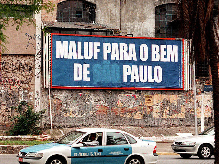 Outdoor do então candidato ao governo de SP Paulo Maluf é pichado na avenida 23 de Maio