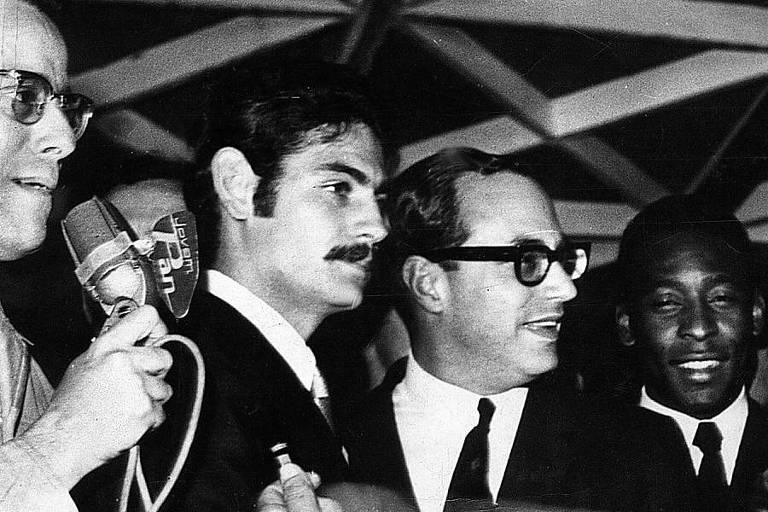 O então prefeito de São Paulo, Paulo Maluf, ao lado de Rivelino (à esq.) e Pelé, entrega Fuscas ao jogadores da seleção brasileira pela conquista do tricampeonato na Copa do Mundo do México, em evento no Ibirapuera, em São Paulo (SP)