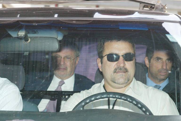 Paulo Maluf e seu filho Flavio deixam a Polícia Federal para acompanhar depoimentos de testemunhas no Ministério Público; os dois ficaram presos por 40 dias