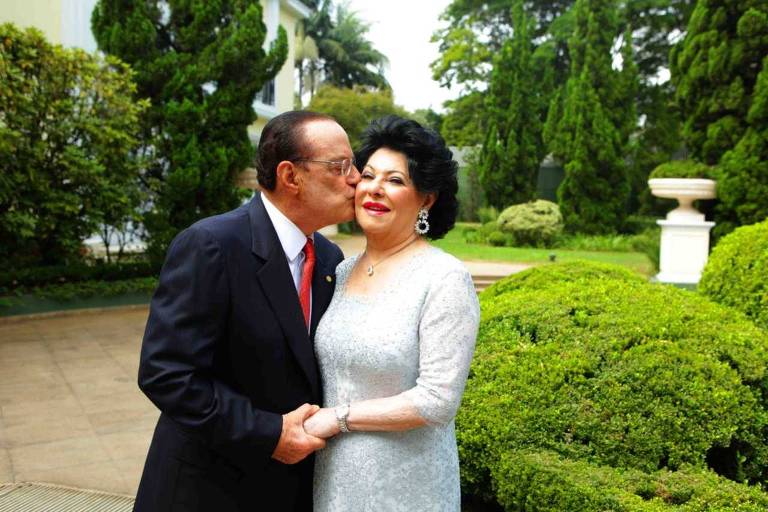 Em almoço em sua casa para comemorar os 60 anos de casamento, Paulo Maluf beija a mulher, Sylvia Maluf