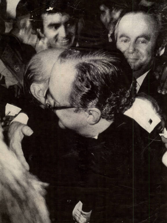 Paulo Maluf, candidato derrotado pelo PDS à Presidência em eleição indireta, abraça o vencedor Tancredo Neves após a divulgação do resultado