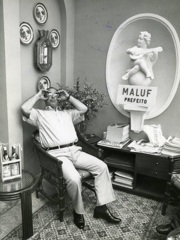 Paulo Maluf posa em sua casa