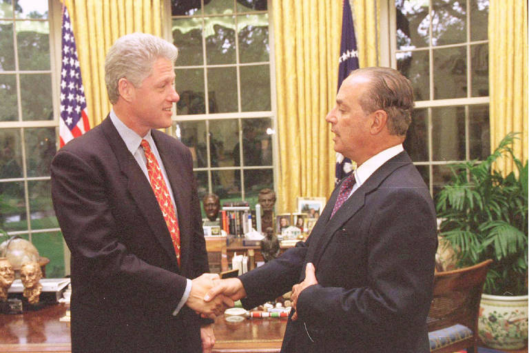 Paulo Maluf, à época prefeito de São Paulo, cumprimenta o presidente dos Estados Unidos, Bill Clinton, em visita à Casa Branca durante viagem internacional
