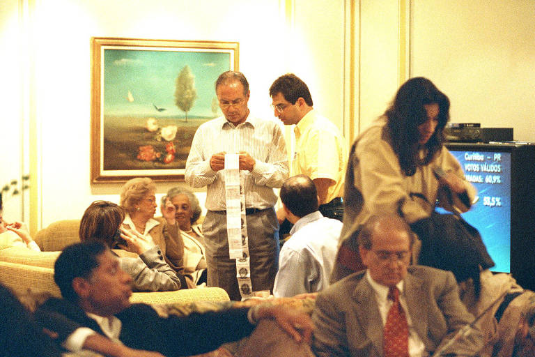 Paulo Maluf, então prefeito, acompanha os resultados da eleição municipal em casa; no primeiro plano, o sucessor Celso Pitta