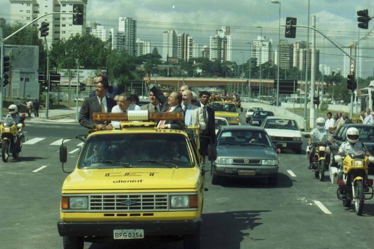 O prefeito Paulo Maluf (à dir.), ao lado do secretário Celso Pitta, que o sucederia no cargo, inaugura o último trecho da avenida Água Espraiada, em São Paulo