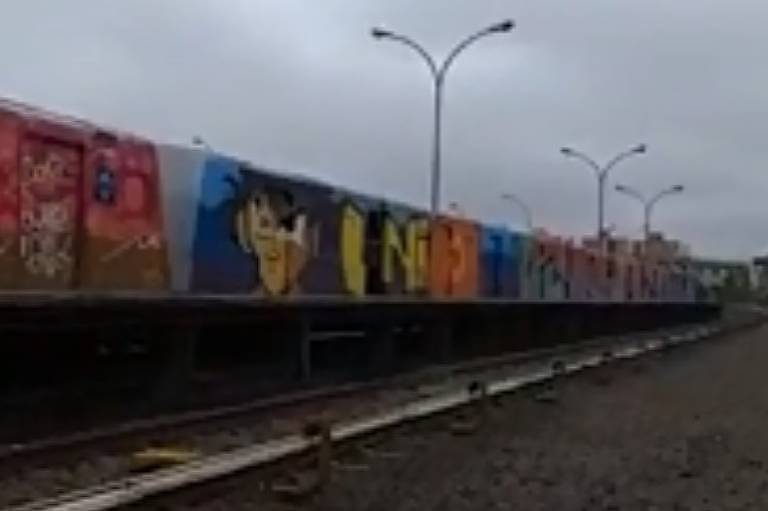 Trem do Metrô de São Paulo tomado por grafites