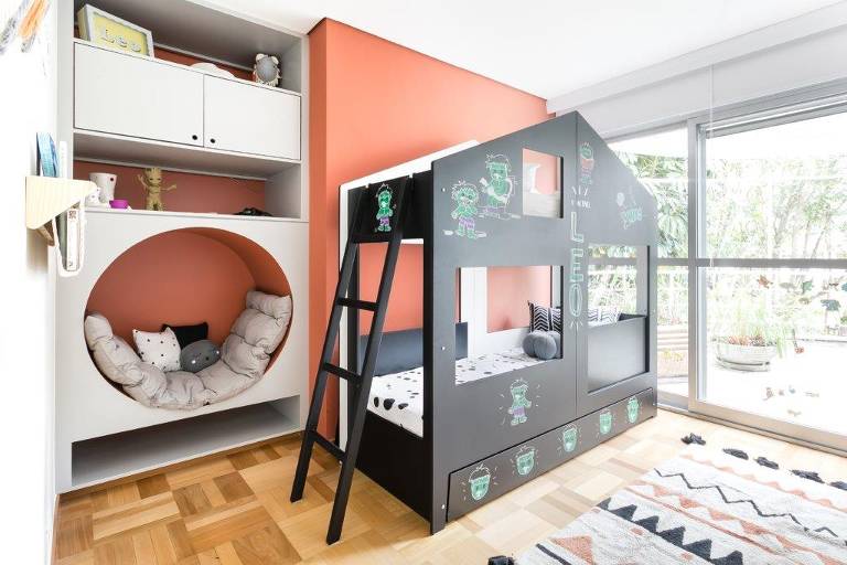Quarto infantil com cama em formato de casinha 
