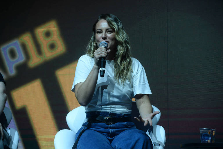 Em painel da Comic Con Experience, Paolla Oliveira fala sobre vilã que dubla em filme de 'Transformers'